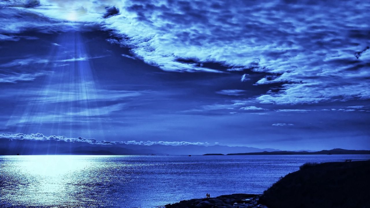 Wallpaper light, sky, beams, clouds, from above, dark blue, evening, sea, people