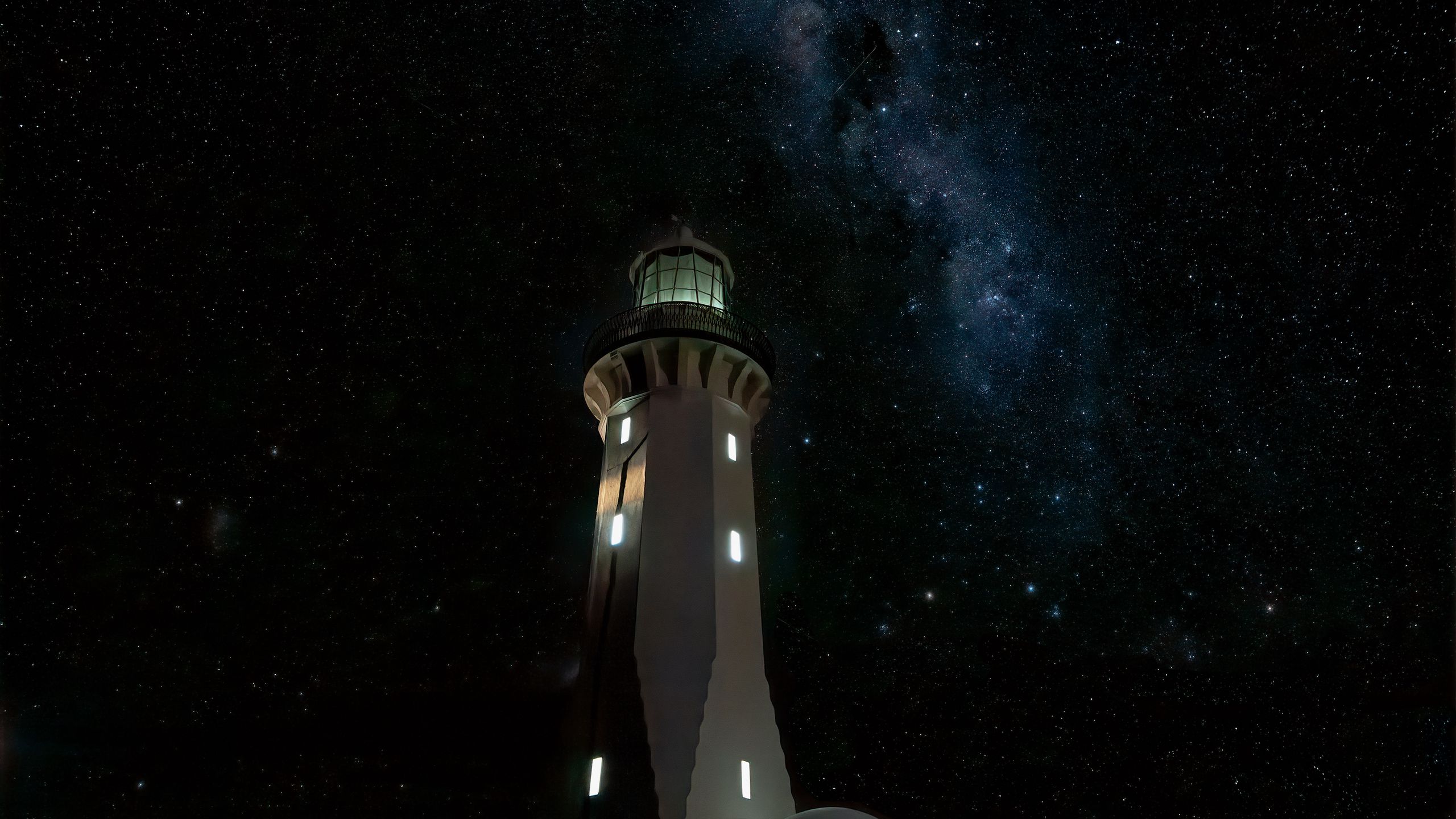 Download wallpaper 2560x1440 lighthouse, building, dark, night, starry