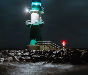 Preview wallpaper lighthouse, building, night, light, coast