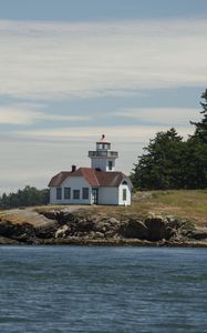 Preview wallpaper lighthouse, building, sea, coast, tree