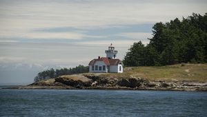 Preview wallpaper lighthouse, building, sea, coast, tree