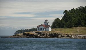 Preview wallpaper lighthouse, building, sea, coast, tree