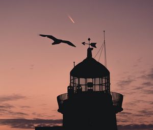 Preview wallpaper lighthouse, building, sunset, bird, silhouette