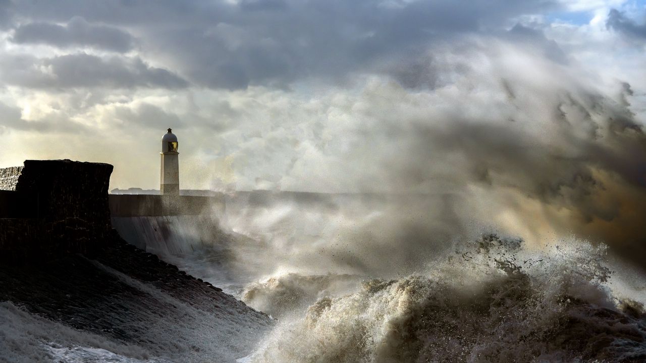 Wallpaper lighthouse, building, waves, spray, sky