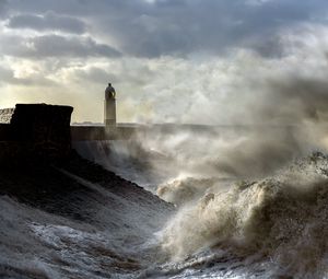 Preview wallpaper lighthouse, building, waves, spray, sky