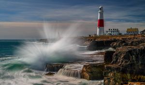 Preview wallpaper lighthouse, rocks, sea, spray, water