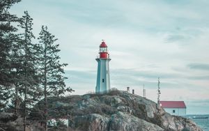 Preview wallpaper lighthouse, rocks, waves, photographer