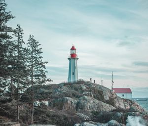 Preview wallpaper lighthouse, rocks, waves, photographer