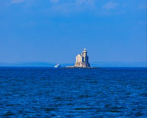 Preview wallpaper lighthouse, sea, sky, waves, horizon