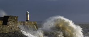 Preview wallpaper lighthouse, sea, waves, splashes, fortress, slope, nature