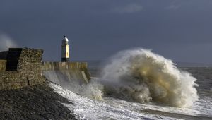 Preview wallpaper lighthouse, sea, waves, splashes, fortress, slope, nature