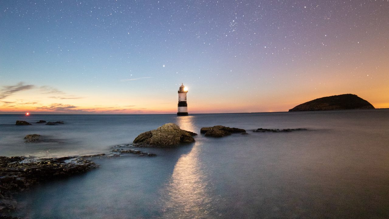 Wallpaper lighthouse, starry sky, sea, penmon, united kingdom
