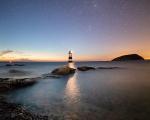 Preview wallpaper lighthouse, starry sky, sea, penmon, united kingdom