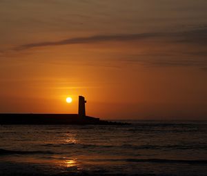 Preview wallpaper lighthouse, sunset, sun, sea, horizon