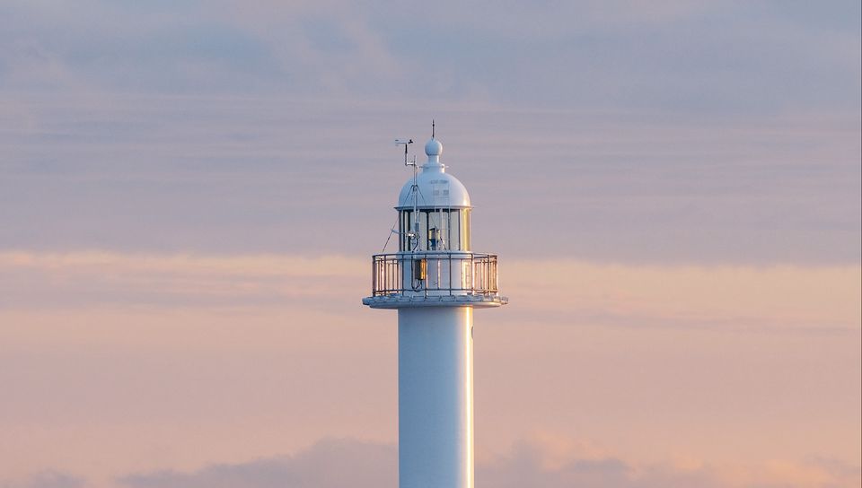 960x544 Wallpaper lighthouse, tower, white, minimalism