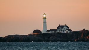 Preview wallpaper lighthouse, water, horizon, glare, building
