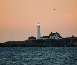 Preview wallpaper lighthouse, water, horizon, glare, building