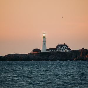 Preview wallpaper lighthouse, water, horizon, glare, building