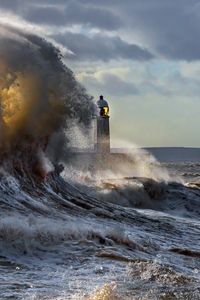 Preview wallpaper lighthouse, waves, spray, sky