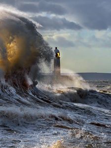 Preview wallpaper lighthouse, waves, spray, sky