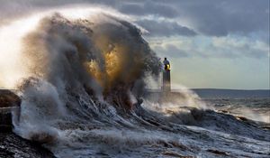 Preview wallpaper lighthouse, waves, spray, sky