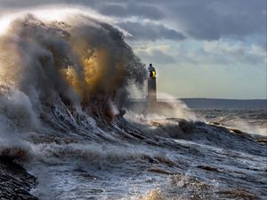 Preview wallpaper lighthouse, waves, spray, sky