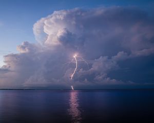 Preview wallpaper lightning, glow, sea, horizon
