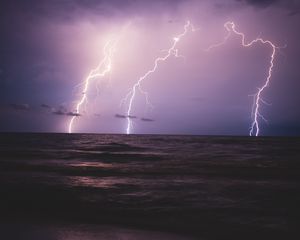 Preview wallpaper lightning, sea, horizon, night, overcast