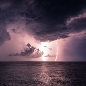 Preview wallpaper lightning, sea, horizon, clouds