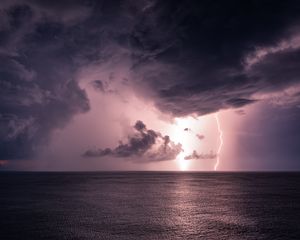 Preview wallpaper lightning, sea, horizon, clouds, glare