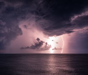 Preview wallpaper lightning, sea, horizon, clouds, glare
