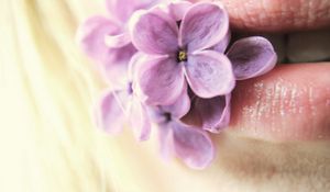 Preview wallpaper lilac, flowers, lips