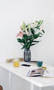Preview wallpaper lilies, flowers, bouquet, vase, interior