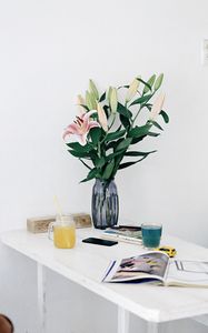 Preview wallpaper lilies, flowers, bouquet, vase, interior