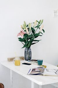 Preview wallpaper lilies, flowers, bouquet, vase, interior