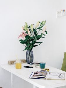 Preview wallpaper lilies, flowers, bouquet, vase, interior