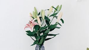 Preview wallpaper lilies, flowers, bouquet, vase, interior