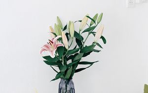 Preview wallpaper lilies, flowers, bouquet, vase, interior