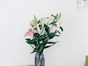 Preview wallpaper lilies, flowers, bouquet, vase, interior