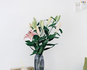 Preview wallpaper lilies, flowers, bouquet, vase, interior