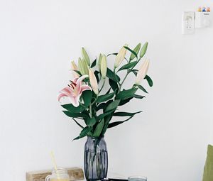 Preview wallpaper lilies, flowers, bouquet, vase, interior