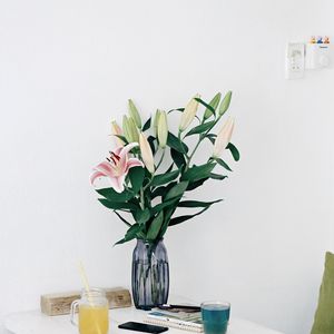 Preview wallpaper lilies, flowers, bouquet, vase, interior