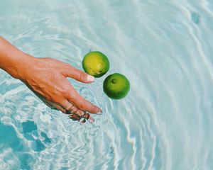 Preview wallpaper lime, citrus, fruit, hand, water, spray