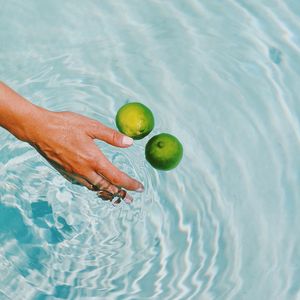 Preview wallpaper lime, citrus, fruit, hand, water, spray