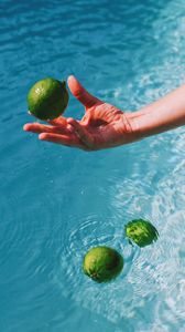 Preview wallpaper lime, citrus, hand, water, spray