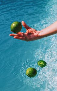 Preview wallpaper lime, citrus, hand, water, spray