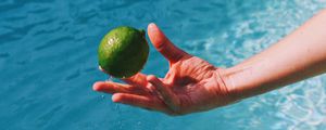 Preview wallpaper lime, citrus, hand, water, spray