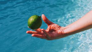 Preview wallpaper lime, citrus, hand, water, spray