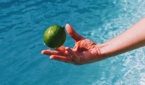 Preview wallpaper lime, citrus, hand, water, spray