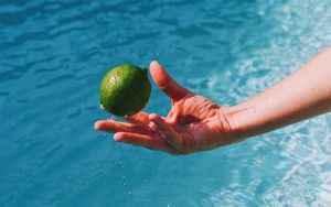 Preview wallpaper lime, citrus, hand, water, spray